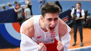 Halowe lekkoatletyczne mistrzostwa Europy 2025. Maksymilian Szwed cieszy się ze srebrnego medalu po biegu finałowym na 400 m. W finale ustanowił rekord Polski oraz rekord Europy U-23.