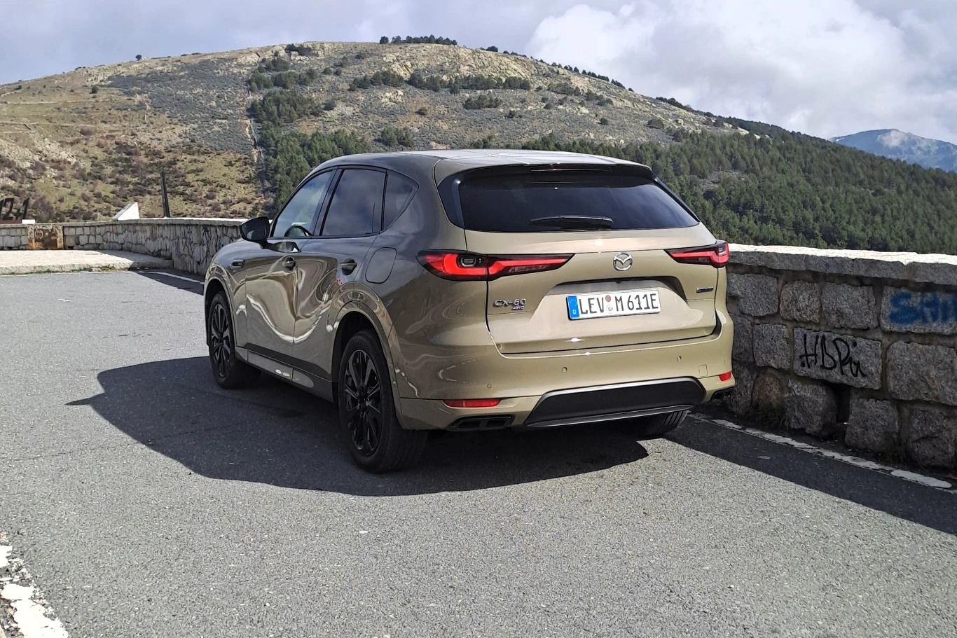 Mazda CX-60 na rok modelowy 2025 będzie dostępna w nowym lakierze - Zircon Sand.