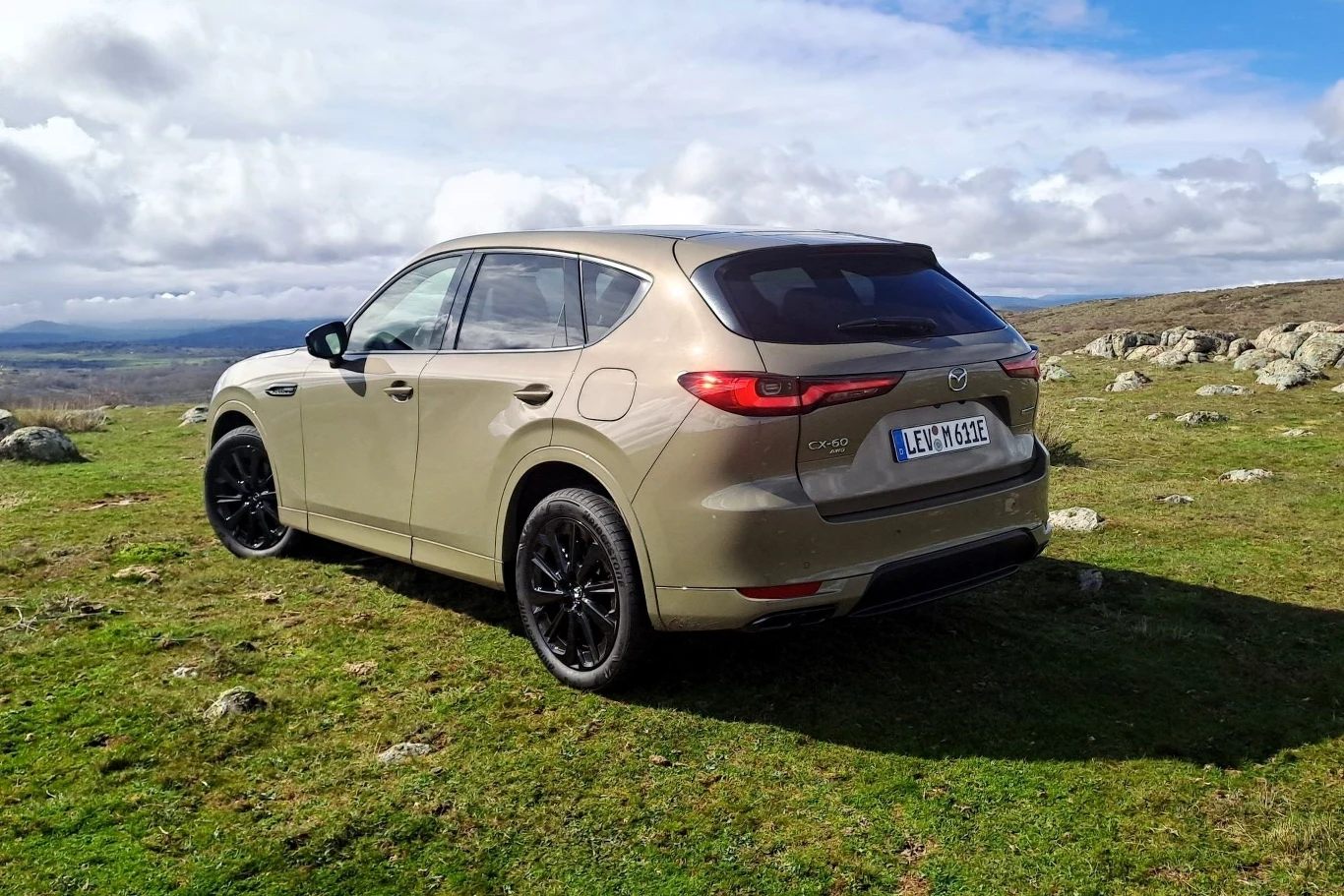 Nowa Mazda CX-60 charakteryzuje się poprawionym zawieszeniem i zmiękczonym układem kierowniczym.