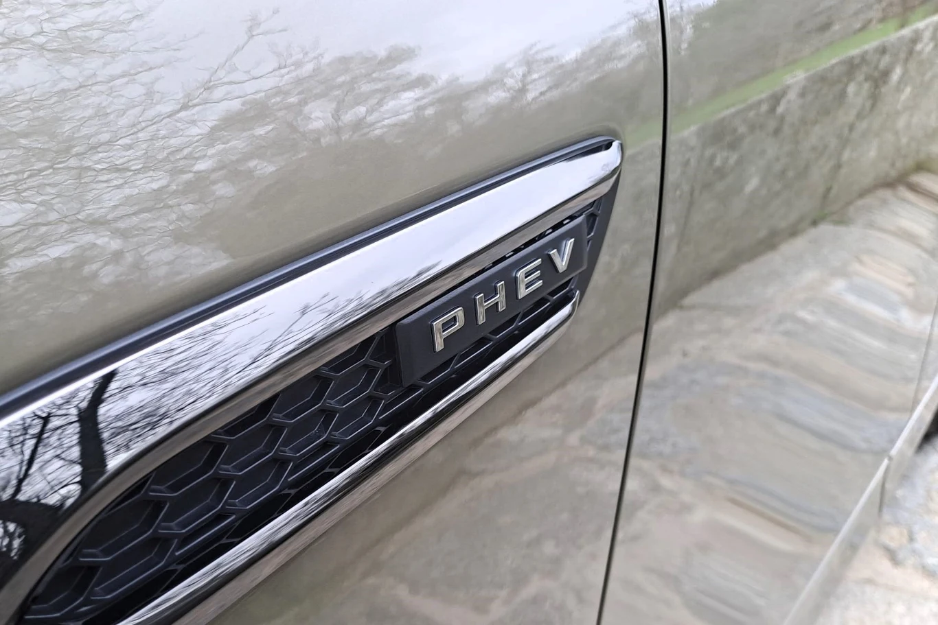 W trybie elektrycznym hybryda plug-in może przejechać do 64 km w cyklu mieszanym.