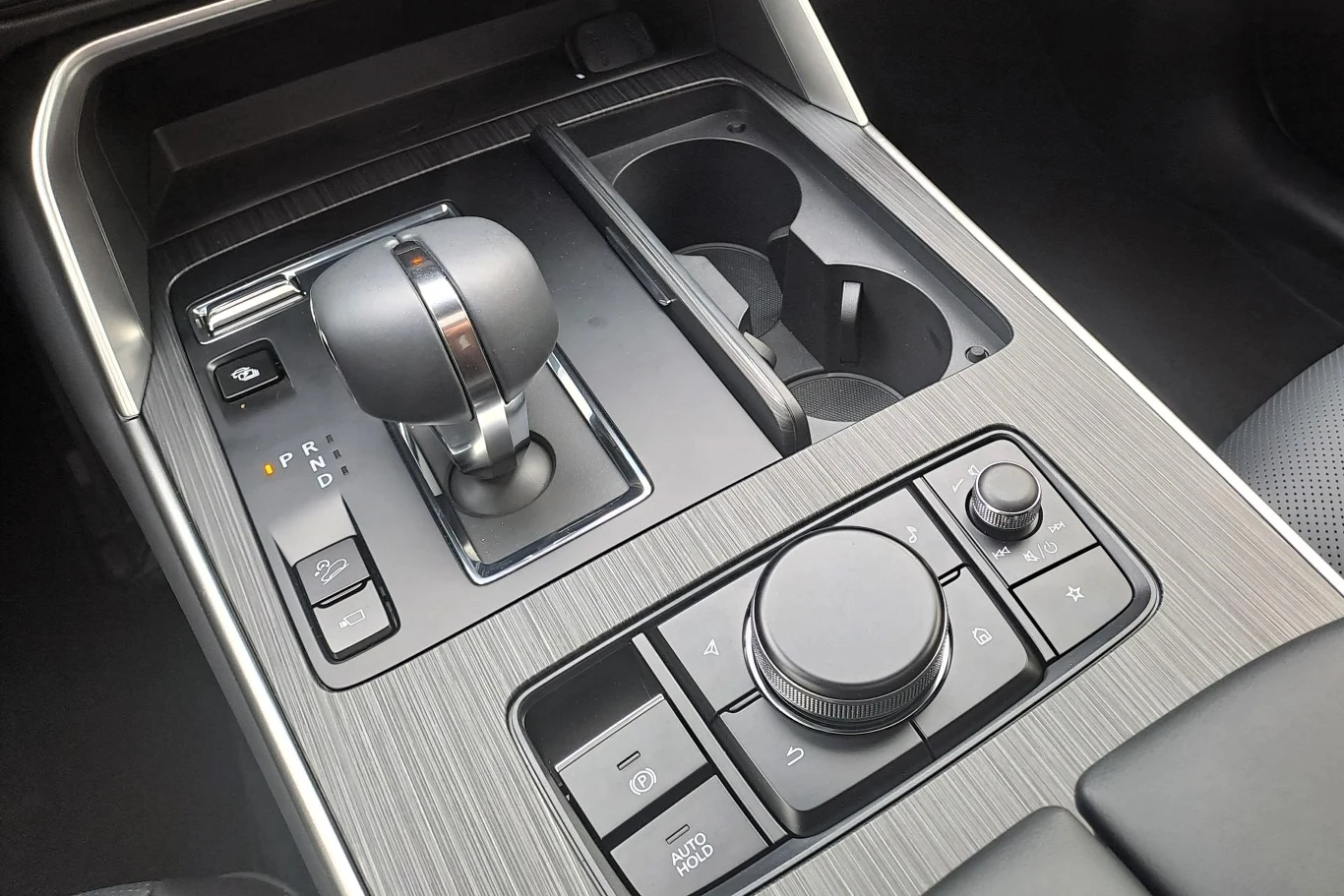 Niezależnie od wybranego wariantu napędowego Mazda CX-60 oferowana jest z ośmiobiegową skrzynią automatyczną.