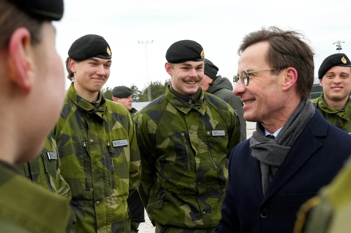 Premier Ulf Kristersson ze szwedzkimi żołnierzami stacjonującymi na Łotwie Premier Ulf Kristersson ze szwedzkimi żołnierzami stacjonującymi na Łotwie