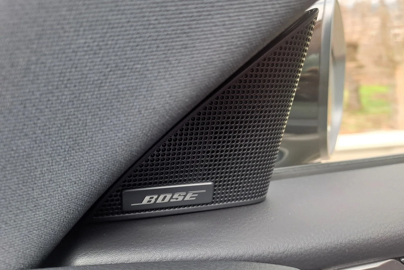 W wariantach Homura Plus i Takumi Plus w standardzie otrzymujemy m.in. 12-głośnikowy system audio Bose.