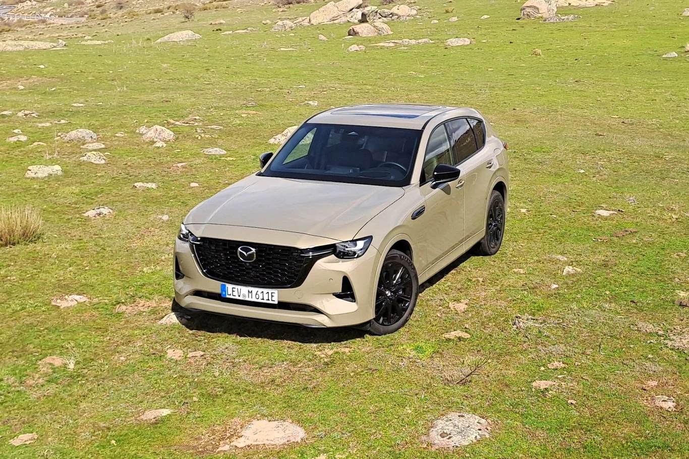 Z tyłu w nowej Maździe CX-60 zastosowano bardziej miękkie sprężyny i amortyzatory o wyższym skoku.