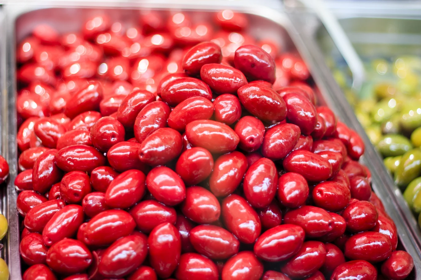 Czerwone oliwki rzadko trafiają do sklepowych koszyków. Szkoda, bo to bardzo zdrowa przekąska. Czerwone oliwki rzadko trafiają do sklepowych koszyków. Szkoda, bo to bardzo zdrowa przekąska.