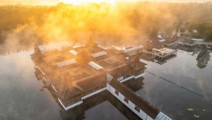 W tym uzdrowisku znajduje się największe jezioro termalne w Europie. Woda ma ponad 35 stopni