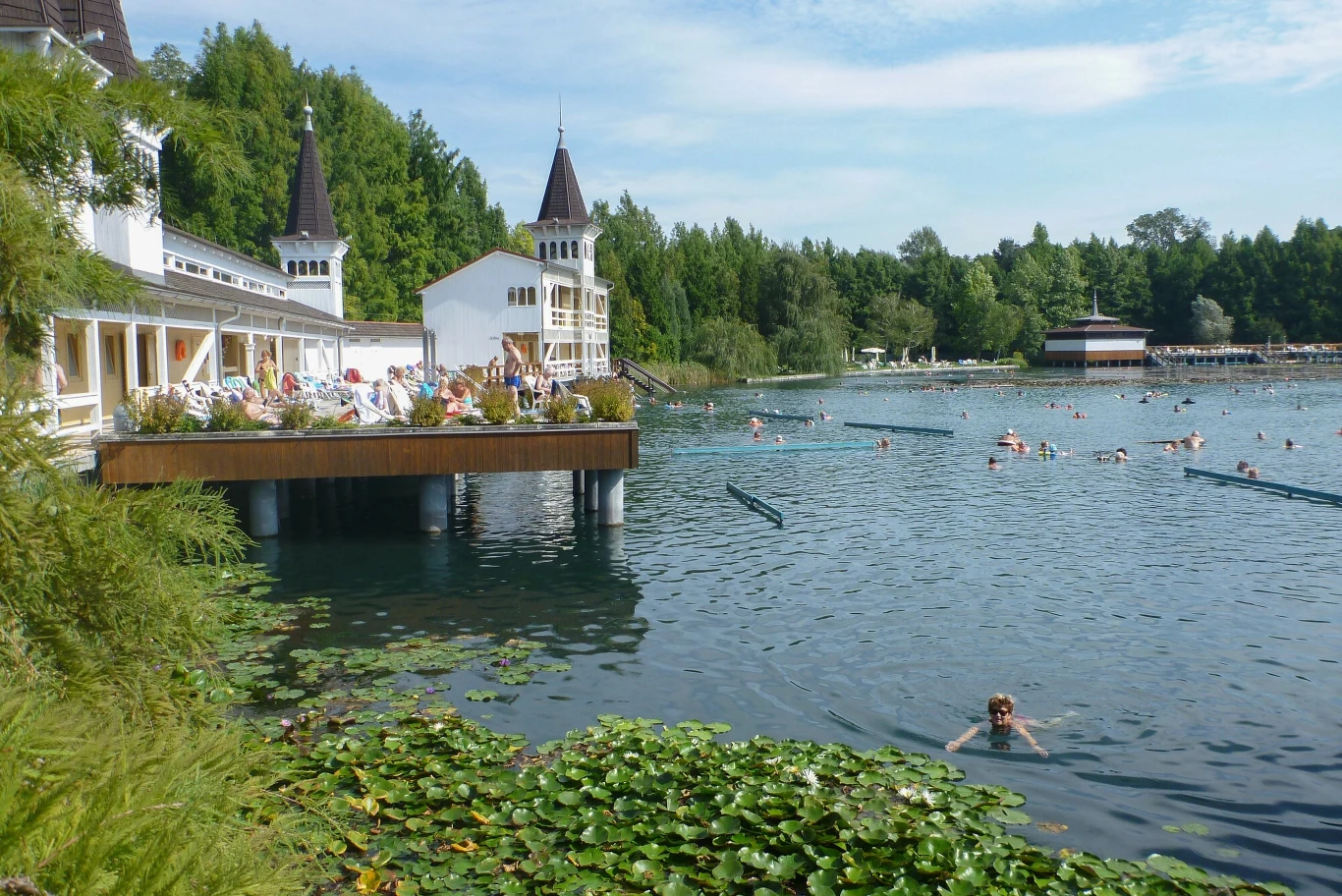 Heviz to miasteczko uzdrowiskowe na Węgrzech, które zachęca pięknymi widokami