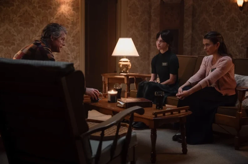 Hugh Grant, Sophie Thatcher i Chloe East w filmie "Heretic" Hugh Grant, Sophie Thatcher i Chloe East w filmie "Heretic"