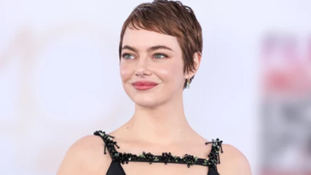 Cięcie "na chłopaka" i dawne "pazurki" wracają. Emma Stone pokazuje, ile możliwości daje krótka fryzura