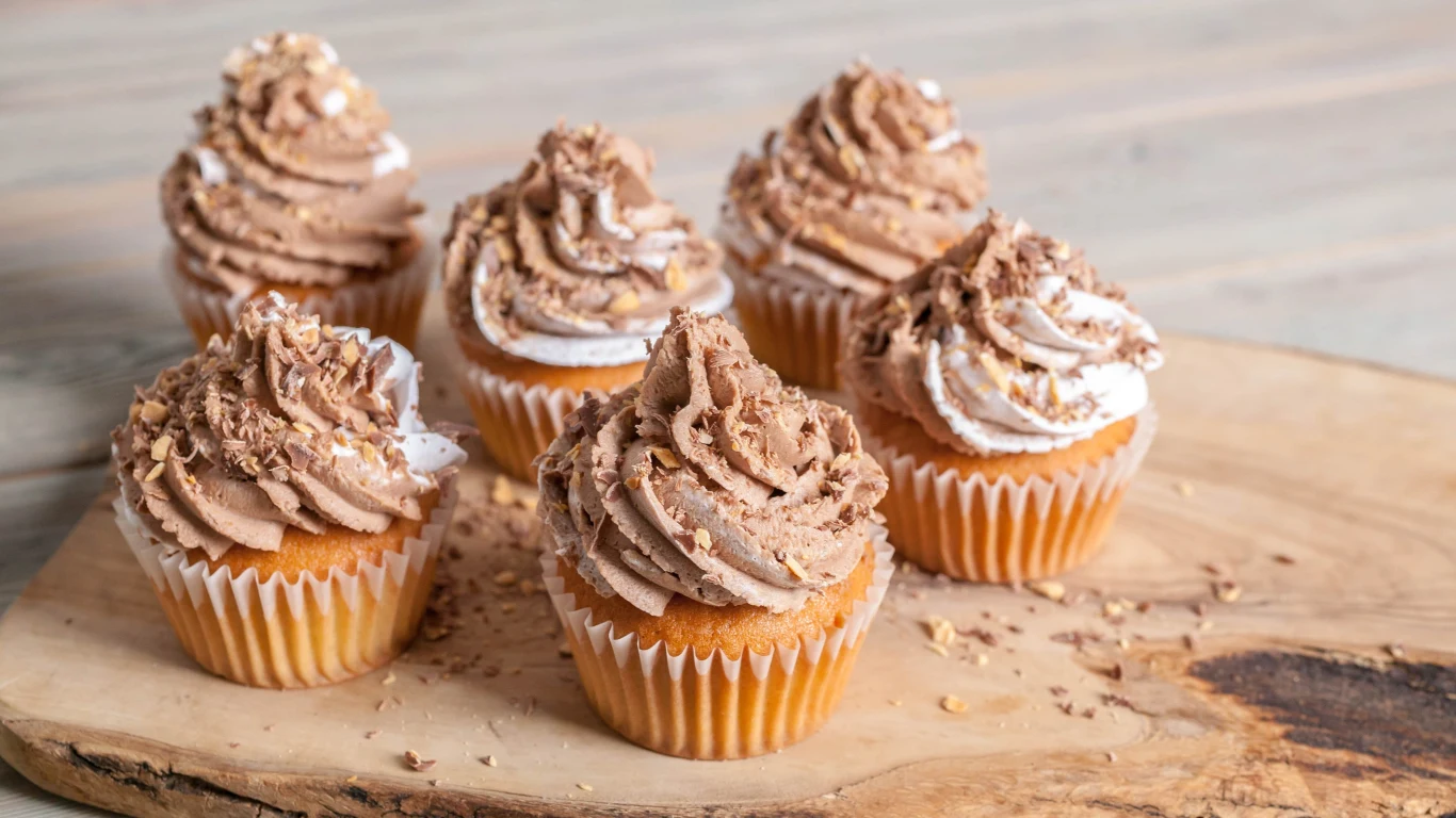 Babeczki z kremem Kinder możesz upiec bliskim na urodziny Babeczki z kremem Kinder możesz upiec bliskim na urodziny