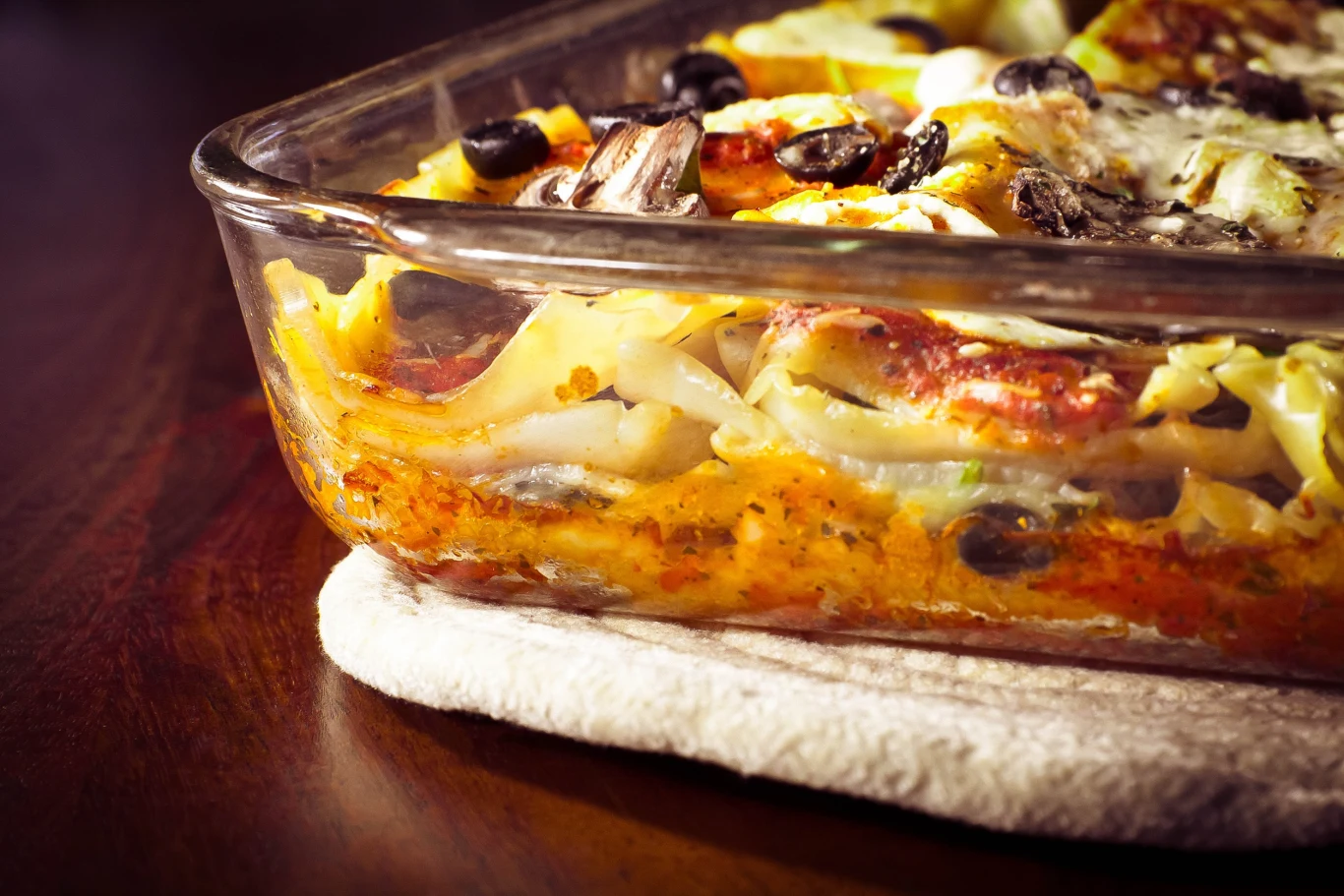 Zapiekanka wegetariańska to połączenie płatów makaronu i soczystych warzyw Zapiekanka wegetariańska to połączenie płatów makaronu i soczystych warzyw