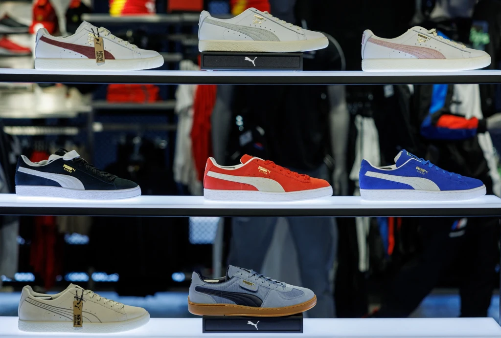 Niemiecki producent odzieży sportowej Puma poinformował, że do końca 2026 roku zlikwiduje 900 miejsc pracy