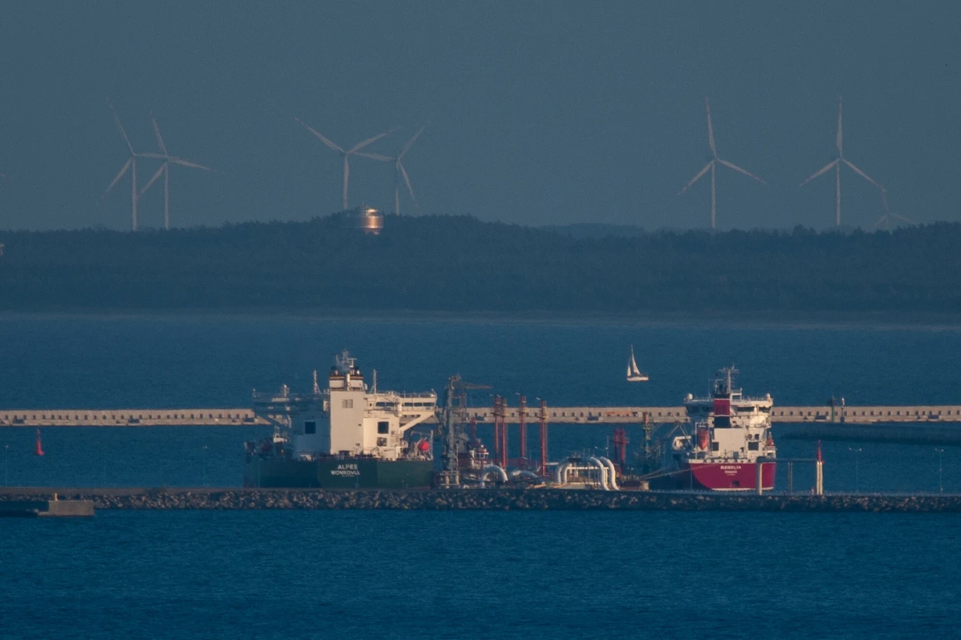 Na zdj. gdański Naftoport Na zdj. gdański Naftoport
