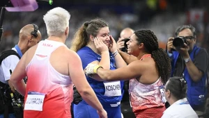 Silja Kosonen (w środku, zbiera gratulacje od Camryn Rogers; tyłem Anita Włodarczyk) rzuciła w Nikozji ponad 77 metrów