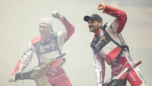 Maciej Janowski i Bartosz Zmarzlik cieszą się ze złota w DPŚ 2023. 