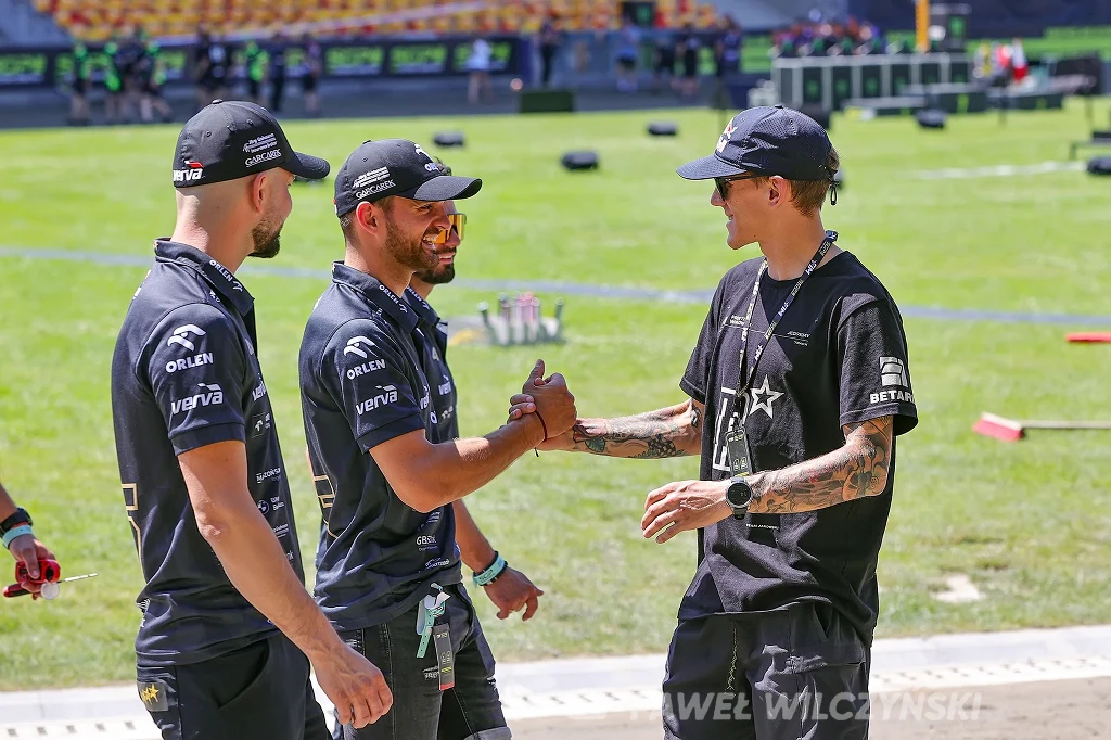 Bartosz Zmarzlik i Maciej Janowski witają się na obchodzie toru. Czy będą jeździć w jednym klubie?