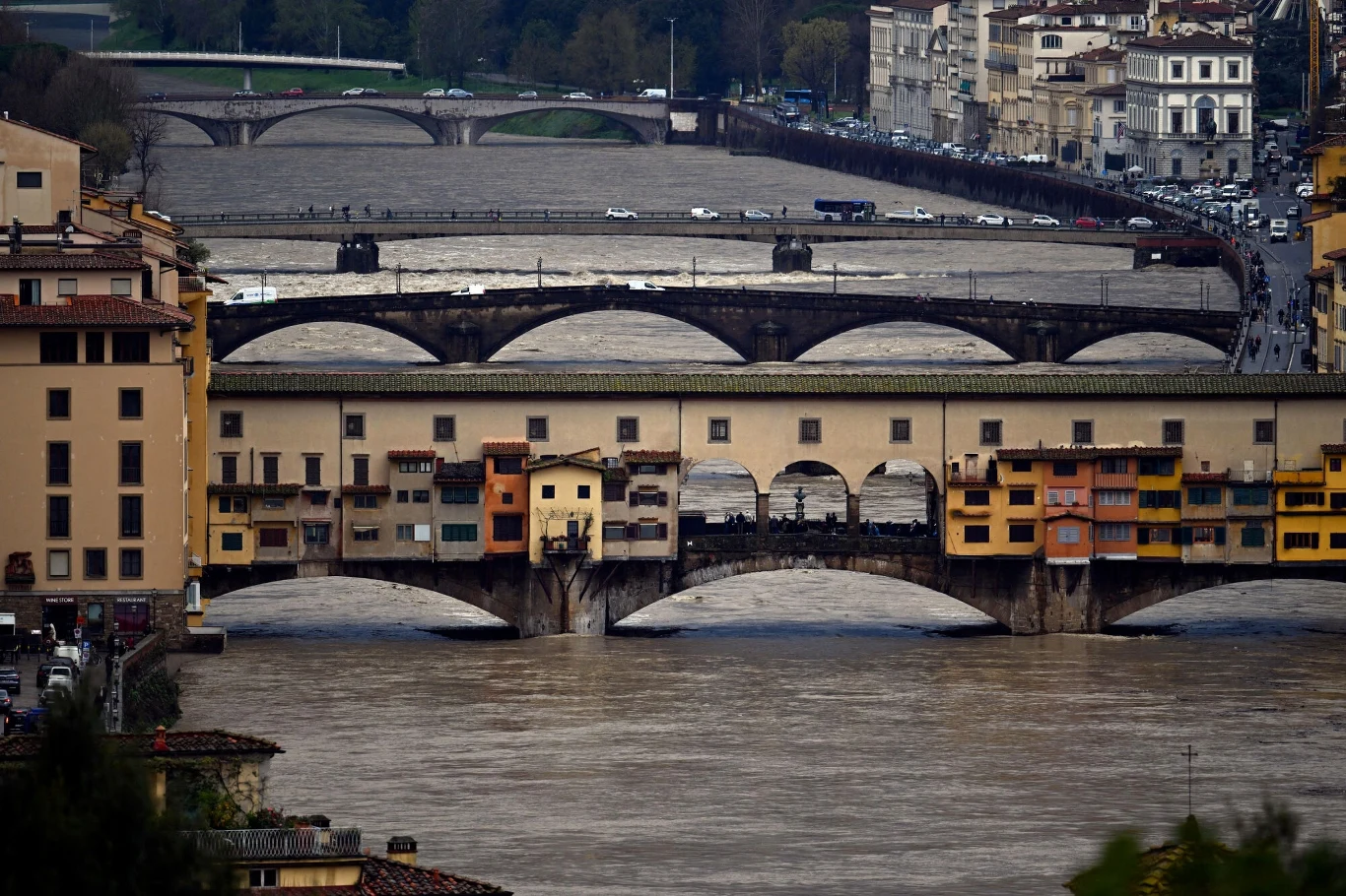 Woda podmywająca mosty we Florencji. Na pierwszym planie słynny most Ponte Vecchio