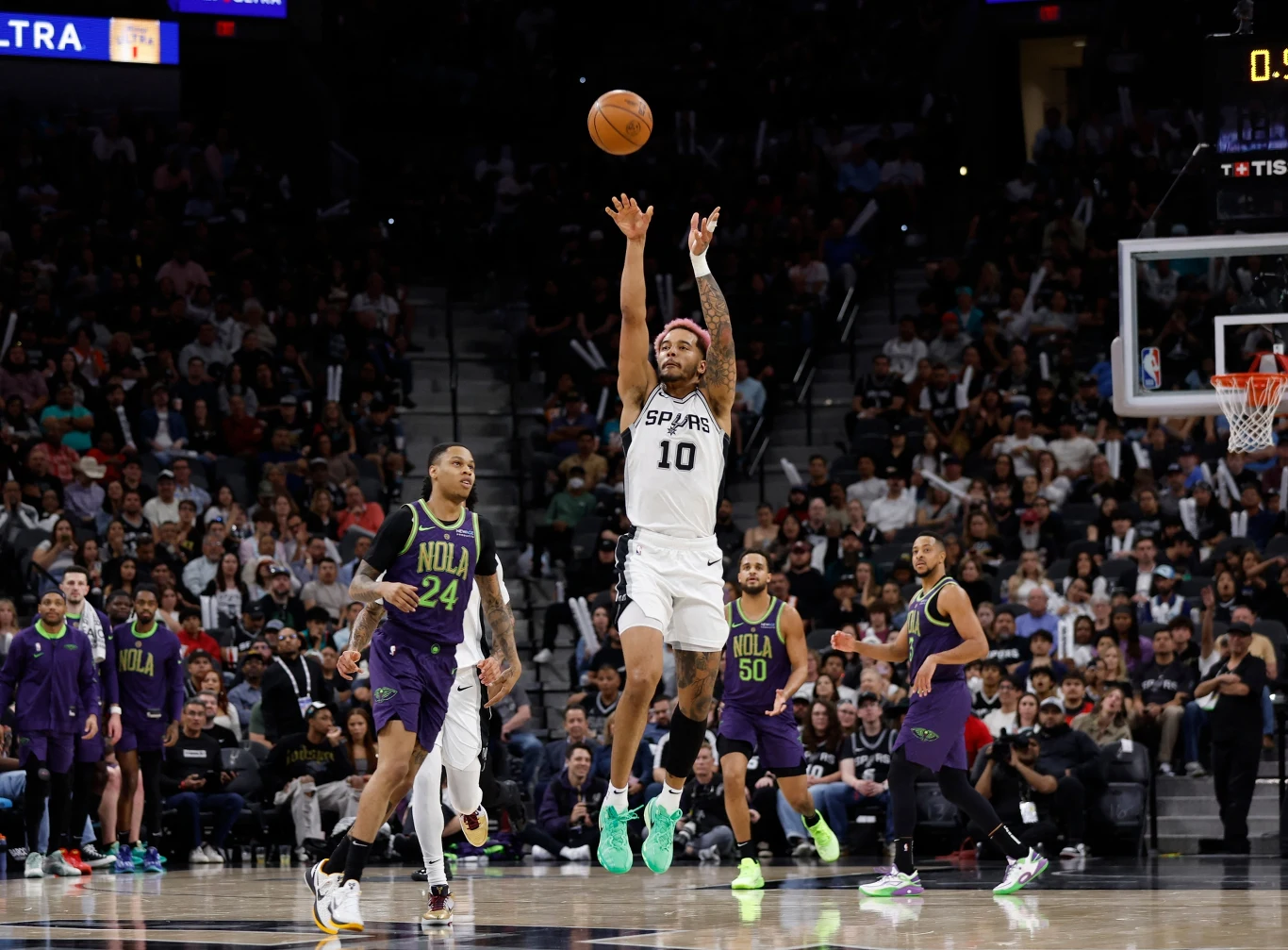 Jeremy Sochan rzuca z połowy boiska Jeremy Sochan rzuca z połowy boiska