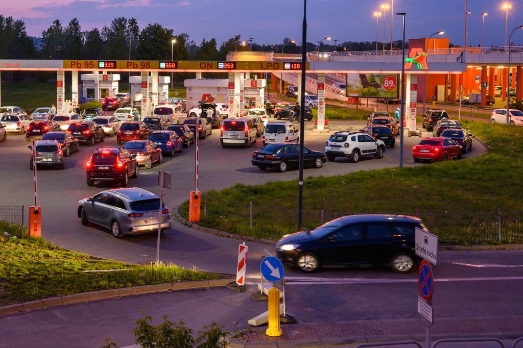 Na stacjach paliw przy hipermarketach Auchan zatankujemy dziś za 5,50 zł/litr