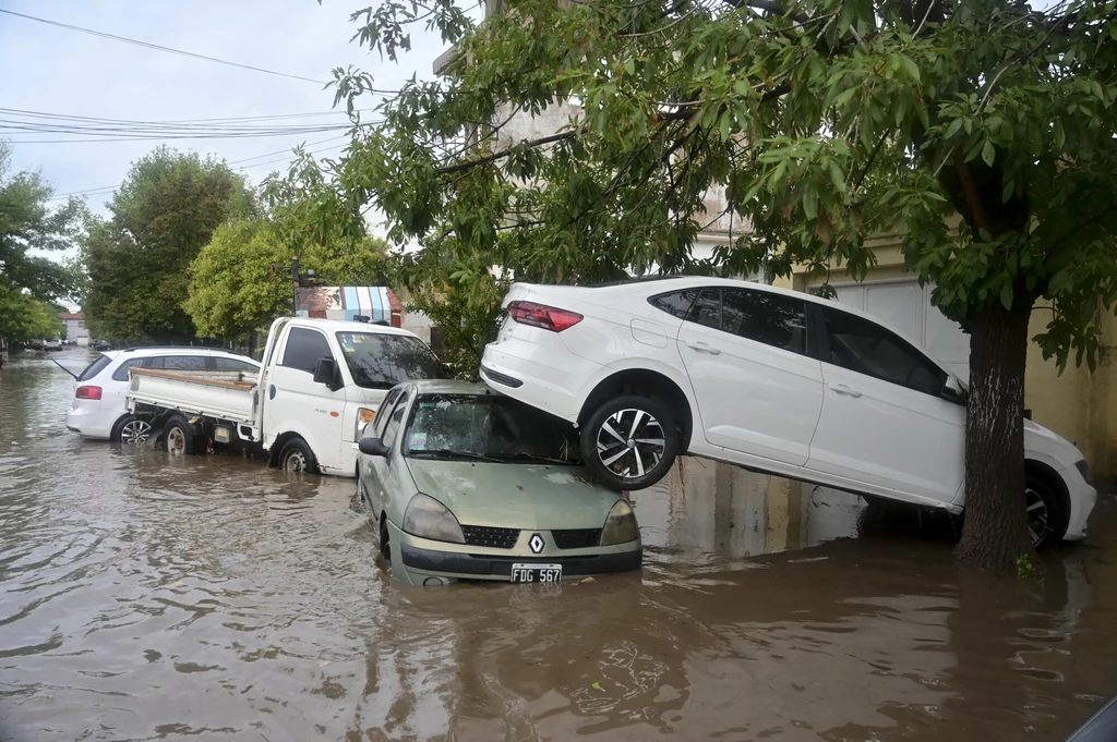 Powódź w argentyńskim Bahía Blanca pochłonęła już co najmniej 16 ofiar