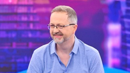 "Na starość wszystko się traktuje bardziej świadomie". Przemysław Borkowski opowiedział o in vitro oraz o dojrzałym ojcostwie
