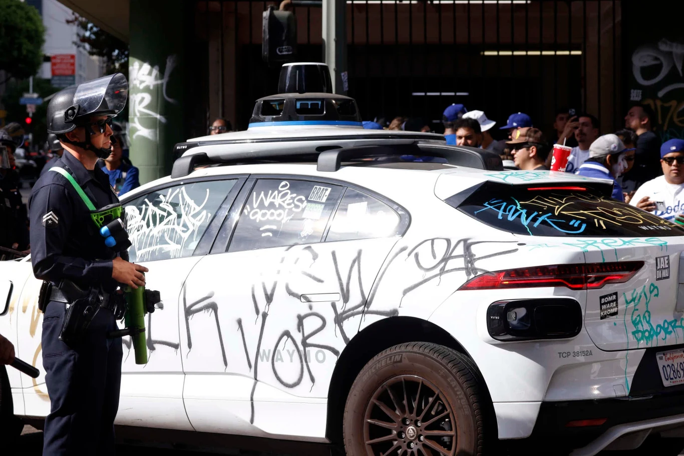 Zaparkowane w przypadkowych miejscach auta Waymo narażały się na gniew przechodniów Zaparkowane w przypadkowych miejscach auta Waymo narażały się na gniew przechodniów