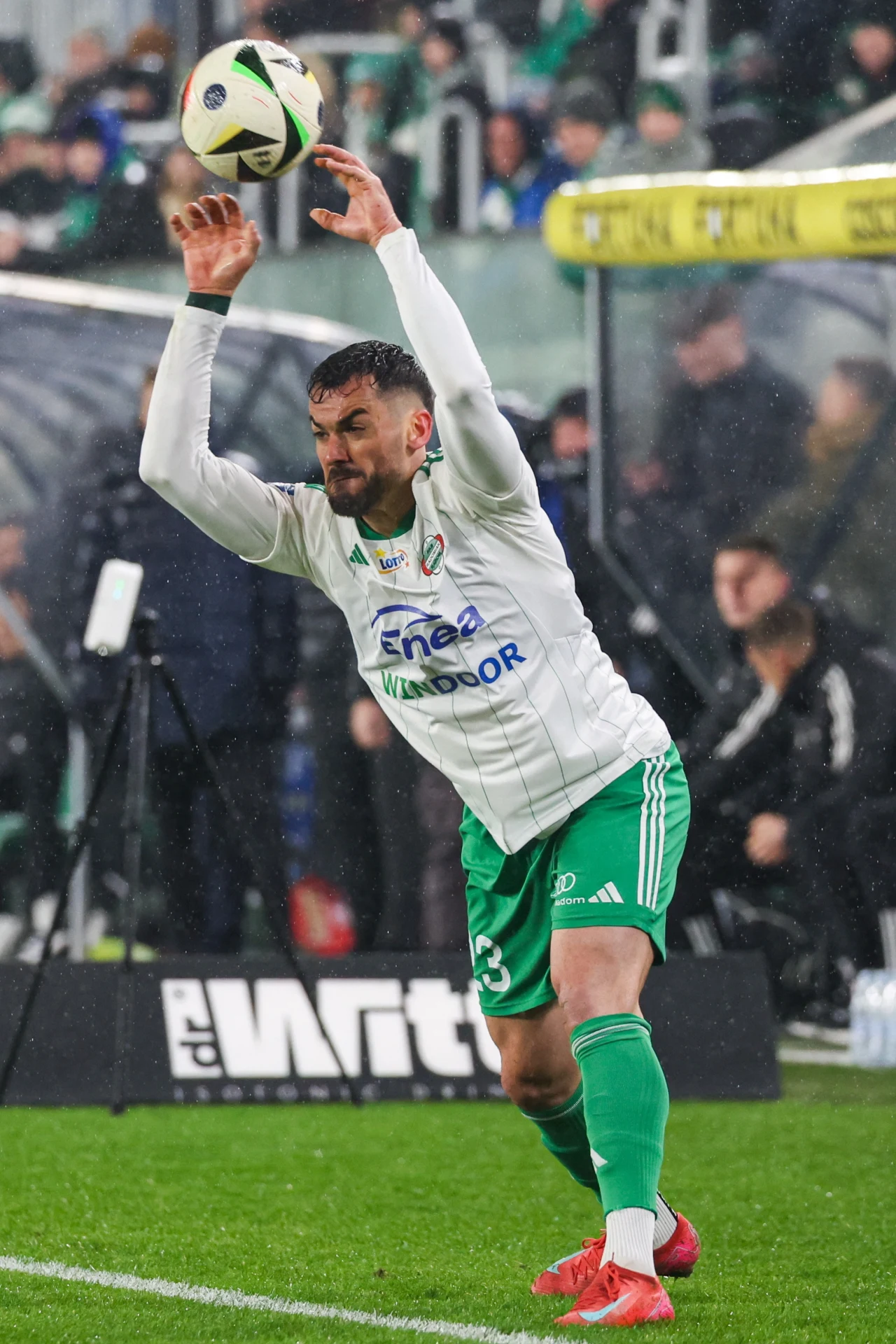 Tak wyrzuca piłkę z autu Paulo Henrique. Lechia zajmuje w tabeli drugie miejsce od końca