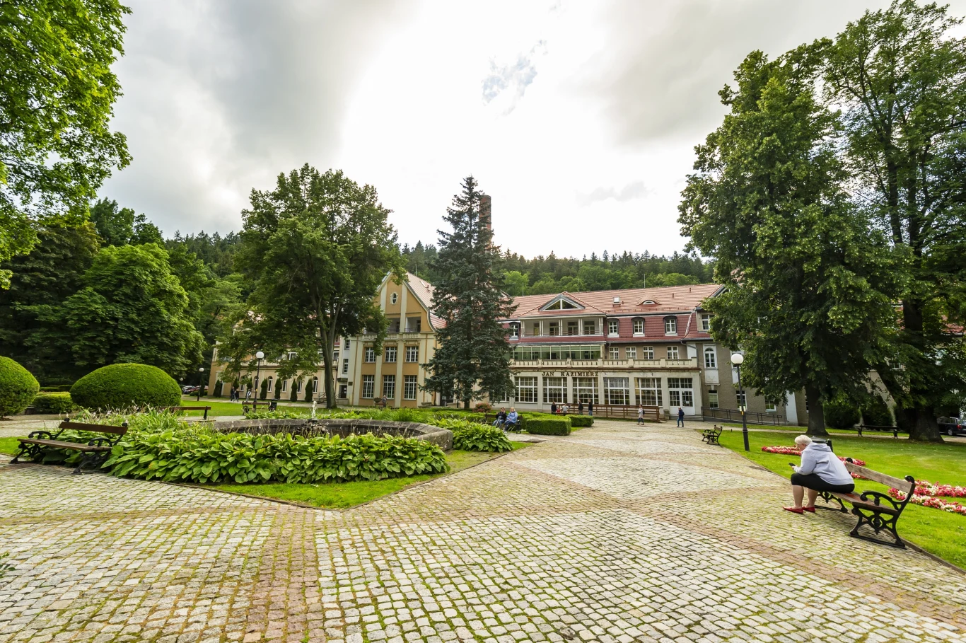 Duszniki-Zdrój to uwielbiane przez seniorów uzdrowisko. Oferuje wyjątkowe walory lecznicze, a także szereg atrakcji.