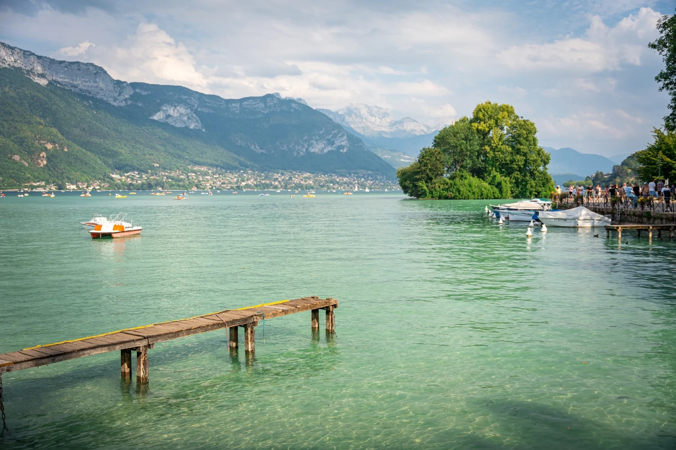 Annecy leży nad jeziorem o tej samej nazwie, które uchodzi za najczystsze w całej Francji. 