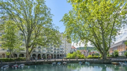 Annecy to francuskie miasteczko nazywane "alpejską Wenecją". Sprzyja nieśpiesznemu odpoczynkowi, dlatego chętnie odwiedzają je seniorzy.