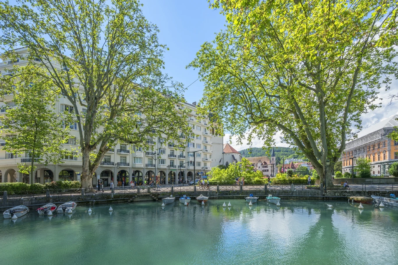 Annecy to francuskie miasteczko nazywane "alpejską Wenecją". Sprzyja nieśpiesznemu odpoczynkowi, dlatego chętnie odwiedzają je seniorzy.