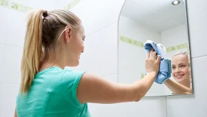 Weź odrobinę z łazienki i umyj lustro. Zapomnisz o smugach i zaciekach