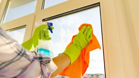 Czym myć okna, żeby nie było smug? Przygotuj ten domowy preparat.