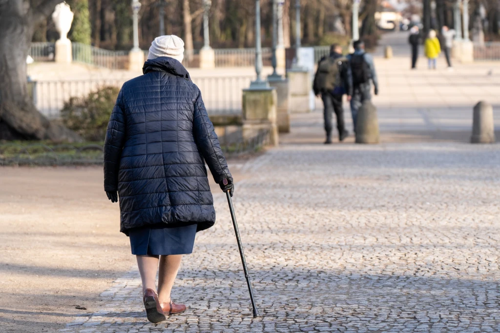 Emeryci w Polsce na dwóch biegunach - jedni dostają grosze, inni dziesiątki tysięcy złotych miesięcznie. Nie wszyscy emeryci mogą liczyć na "trzynastkę". Przepisy przewidują kilka wyjątków.