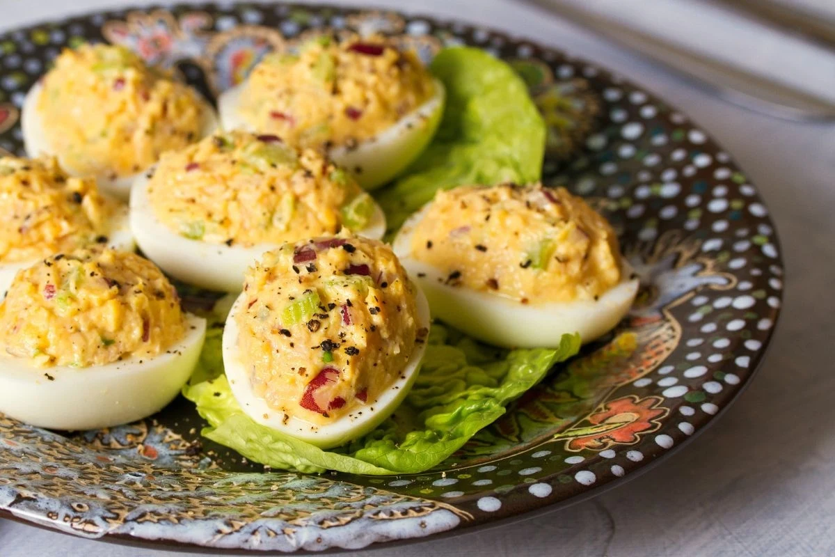 Jak przygotować jajka faszerowane? Z pastą z tuńczyka smakują wybornie