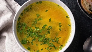 Do rosołu dodajesz natkę pietruszki? Inna opcja także się sprawdzi