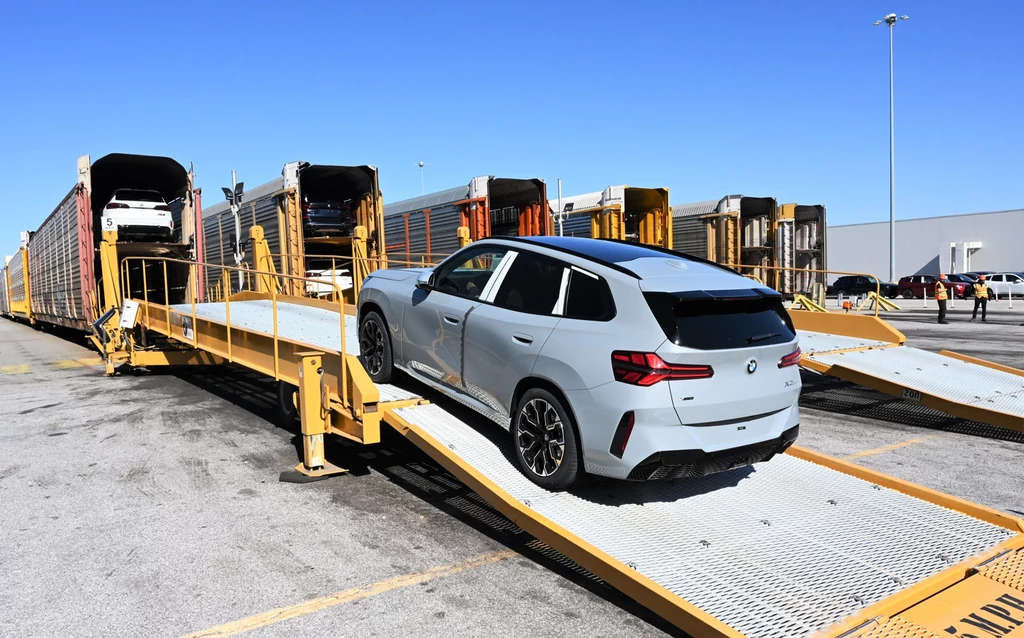 BMW produkuje samochody w Meksyku i USA. Te z Meksyku trafiają do USA, a te z USA - m.in. do Europy