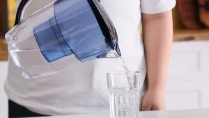 Używasz filtrów do wody? Sprawdź, gdzie wyrzucać zużyte, nim popełnisz błąd