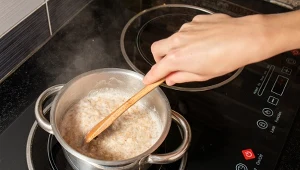 Gotujesz owsiankę w ten sposób? Nieświadomie pozbawiasz ją wszystkich witamin