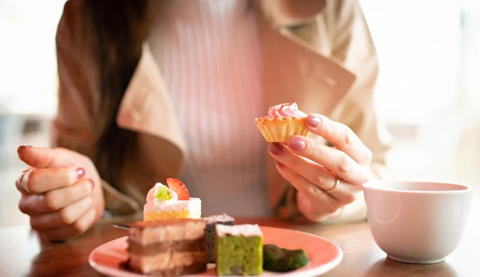 Jedzenie z emocji? Zasada HALT podpowiada, co naprawdę kryje się za nagłą ochotą na coś słodkiego