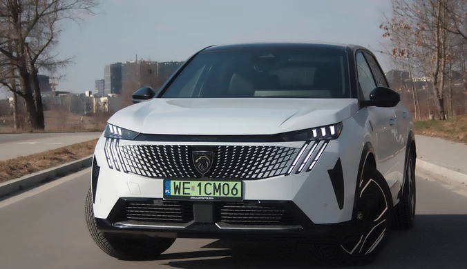 Peugeot e-3008 to samochód, który przyciąga wzrok na drodze