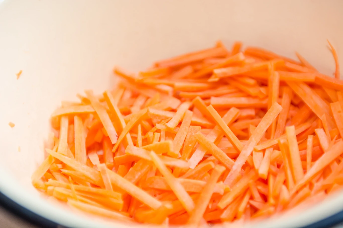 Marchewka sprawdzi się jako dodatek lub baza do wielu tradycyjnych dań. Jest też prawdziwą skarbnicą cennych dla zdrowia składników