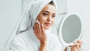 Wygładzi zmarszczki, rozluźni napięcie, wyszczupli twarz. Rób kilka minut