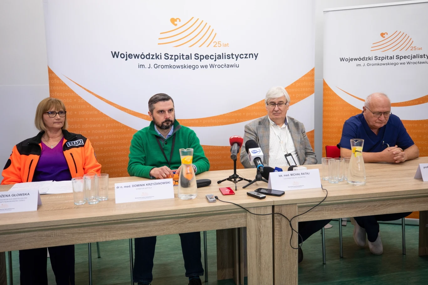 Lekarze i dyrekcja podczas briefingu prasowego w Wojewódzkim Szpitalu Specjalistycznym we Wrocławiu, poświęconego procesowi leczenia błonicy 6-letniego pacjenta Lekarze i dyrekcja podczas briefingu prasowego w Wojewódzkim Szpitalu Specjalistycznym we Wrocławiu, poświęconego procesowi leczenia błonicy 6-letniego pacjenta
