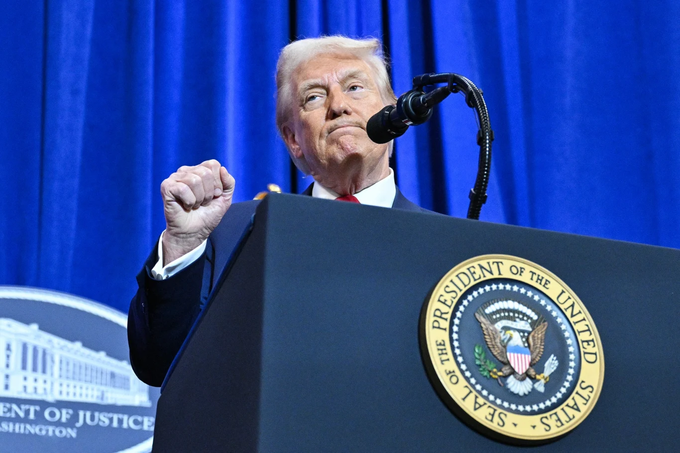 Wojna celna zapoczątkowana przez Donalda Trumpa zagraża transatlantyckiemu biznesowi o wartości 9,5 biliona dolarów rocznie - ostrzega europejski oddział Amerykańskiej Izby Handlowej Wojna celna zapoczątkowana przez Donalda Trumpa zagraża transatlantyckiemu biznesowi o wartości 9,5 biliona dolarów rocznie - ostrzega europejski oddział Amerykańskiej Izby Handlowej