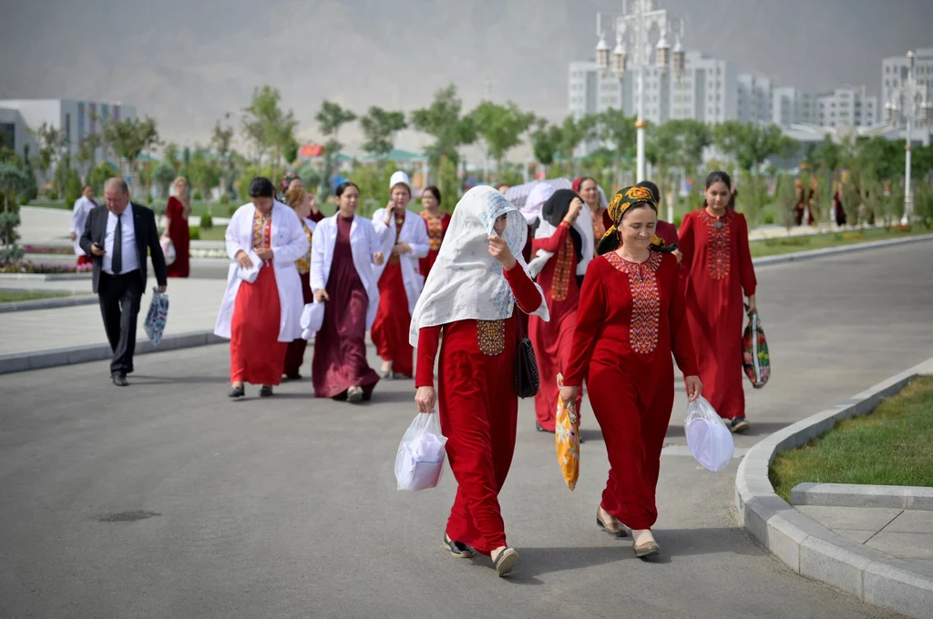 Obywatelkom Turkmenistanu wcześniej zakazano się malować