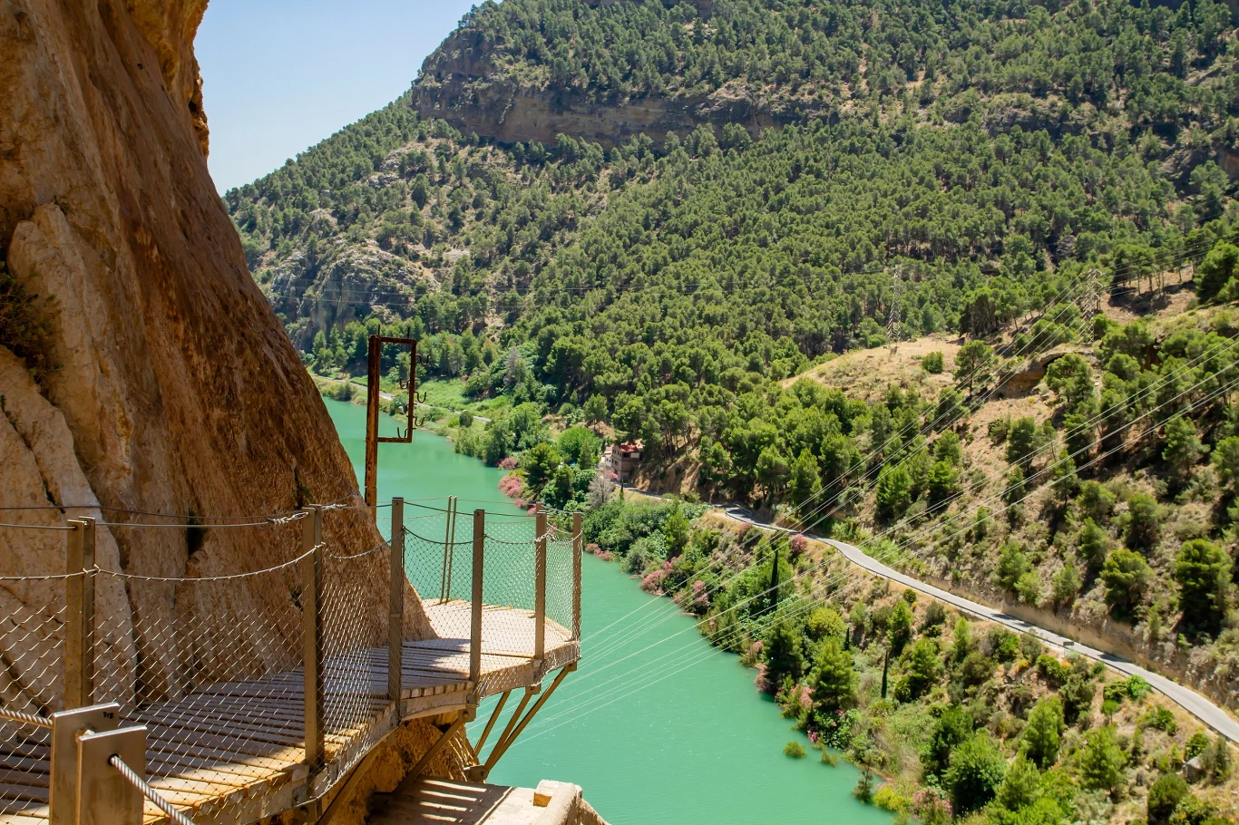 Caminito del Rey to jednej z najpiękniejszych szlaków na świecie. Znajduje się w Hiszpanii 