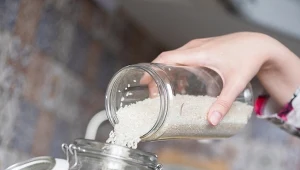 Wsyp ryż do butelki i potrząśnij. Banalne, a usuwa uciążliwy problem