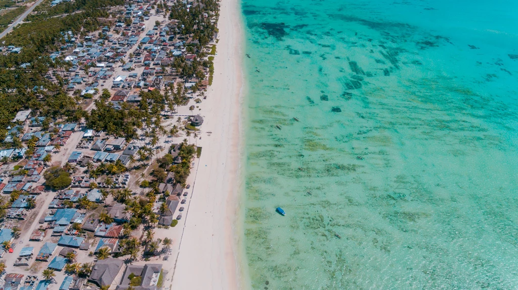 Zanzibar słynie przede wszystkim z turkusowej wody i białych szerokich plaż. 