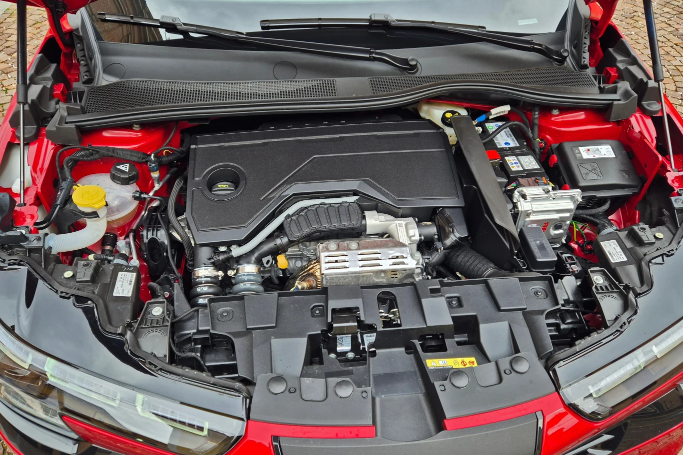 Pod maską Juniora Ibrida Q4 pracuje dobrze znany silnik 1.2 o mocy 136 KM